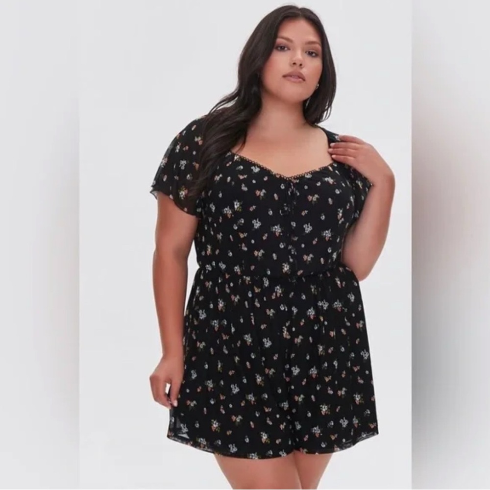 🍁Forever 21 Black Flutter Sleeve floral Romper